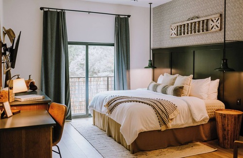 Wimberley Hotel | The Homestead – ADA King Suite at Gaines Ranch on the Square, Wimberley