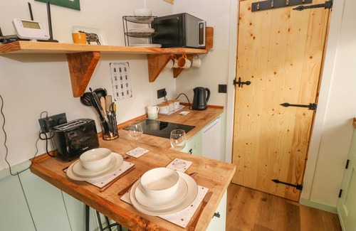Cosheston Cabaña | THE HONEYBEE, romantic, with open fire in Lamphey