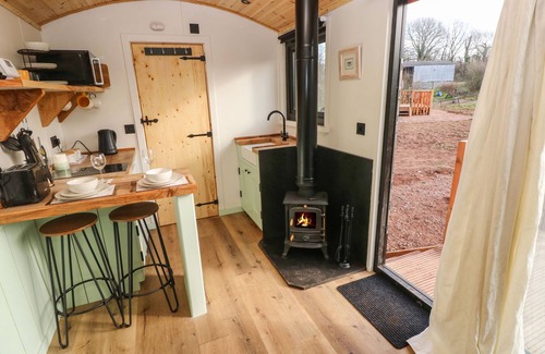 Cosheston Cabaña | THE HONEYBEE, romantic, with open fire in Lamphey