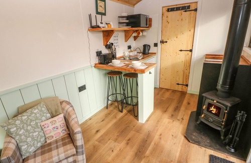 Cosheston Cabaña | THE HONEYBEE, romantic, with open fire in Lamphey