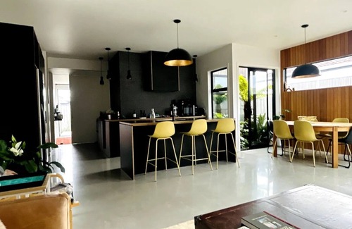 Mount Maunganui Casa | The HoneyComb Home - modern, gated and smartly designed. V.well located.