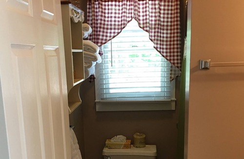 Flat Rock Cabaña | The Honeysuckle Cottage 2 bedroom 2 bath sleeps 5- Located in Flat Rock, NC