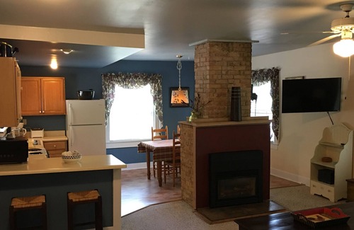 Flat Rock Cabaña | The Honeysuckle Cottage 2 bedroom 2 bath sleeps 5- Located in Flat Rock, NC