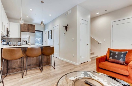 Georgetown Condominio | The Honeysuckle Homestead / Georgetown Living