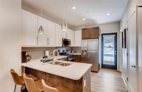 Georgetown Condominio | The Honeysuckle Homestead / Georgetown Living