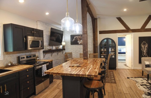 Preston Otro | The Horse Carriage 2 miles from Foxwoods Casino