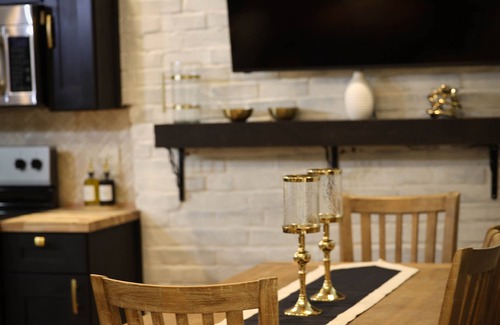Preston Otro | The Horse Carriage 2 miles from Foxwoods Casino