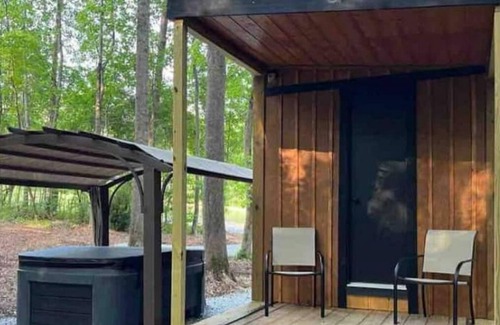Winston - Salem Cabina | The Hot Tub Hideaway