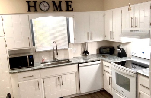 Uniontown Casa | The House Hotels- E. Turkeyfoot Clean & Cozy 3 Bedroom House - 12 Mins. to Airport