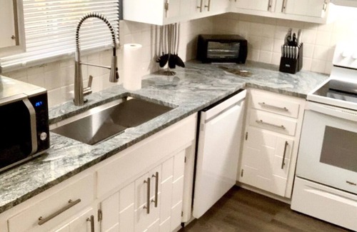 Uniontown Casa | The House Hotels- E. Turkeyfoot Clean & Cozy 3 Bedroom House - 12 Mins. to Airport