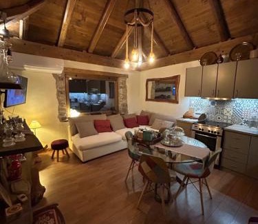 Karpenisi Chalet De Esquí | The House in the Cobbled Road