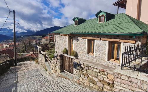 Karpenisi Chalet De Esquí | The House in the Cobbled Road