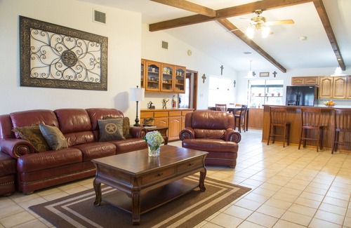 Boerne Casa | Increíble patio trasero que es ideal para una barbacoa, noche con amigos o cena de ensayo