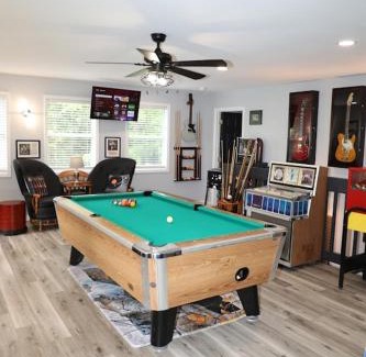 Chalet Village Chalet De Esquí | The House of Rock