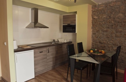 Acedo Apartamento | LA CASA DEL REBOTE. Estudio Barda: 2 camas de 90cm, baño, salón-cocina-comedor.