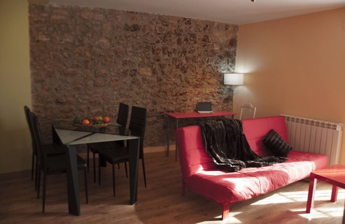 Acedo Apartamento | LA CASA DEL REBOTE. Estudio Barda: 2 camas de 90cm, baño, salón-cocina-comedor.