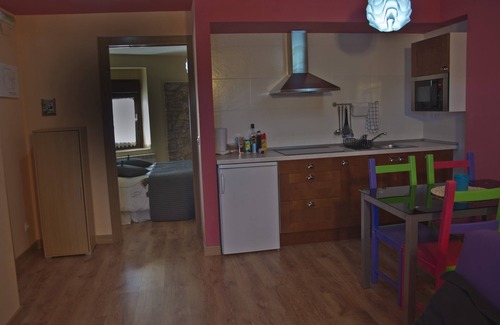 Acedo Apartamento | LA CASA DEL REBOTE. Estudio TXARA: Cama 135 baño y salón-cocina-comedor.