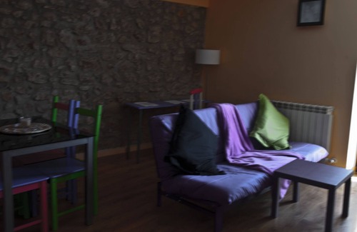 Acedo Apartamento | LA CASA DEL REBOTE. Estudio TXARA: Cama 135 baño y salón-cocina-comedor.