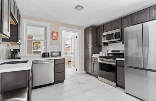 Erie Casa | The House on Park: 4 Bedroom/2 Bath Family-Friendly Home in the heart of Erie!