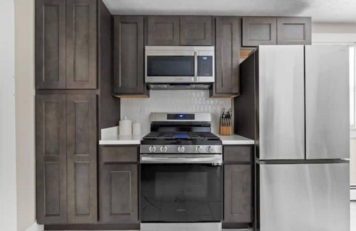 Erie Casa | The House on Park: 4 Bedroom/2 Bath Family-Friendly Home in the heart of Erie!