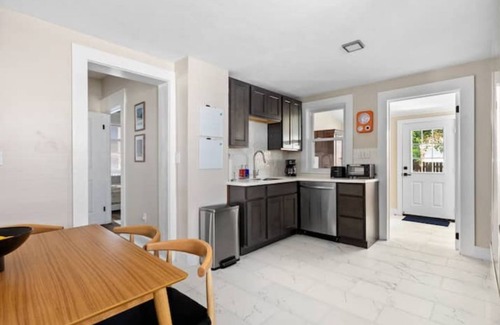 Erie Casa | The House on Park: 4 Bedroom/2 Bath Family-Friendly Home in the heart of Erie!