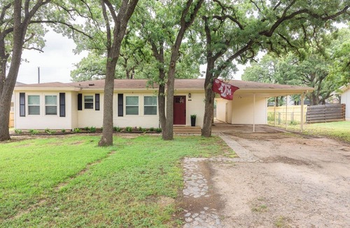 College Station Casa | Charming 3-bedroom house, close to Kyle Field, Texas A&M, and Legends Sports