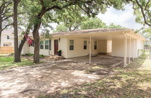 College Station Casa | Charming 3-bedroom house, close to Kyle Field, Texas A&M, and Legends Sports