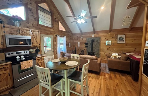 Stanardsville Cabina | The Humble Bee Cabin