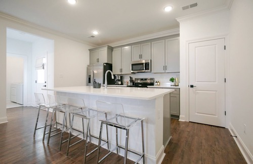 Oxford Casa | The Hurley, 3BR Cozy Townhouse by VelvetDitchVilla
