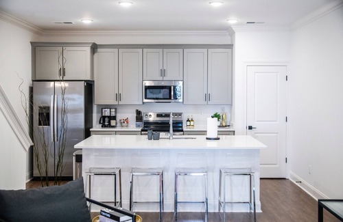 Oxford Casa | The Hurley, 3BR Cozy Townhouse by VelvetDitchVilla
