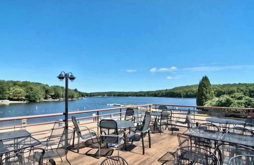 Pocono Summit Apartamento | The Hut House 3BR, 3BA, Game Room Massage Chair!