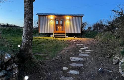 Goodwick Casa | The Hut@Trefechan Wen - Coastal Coziness!