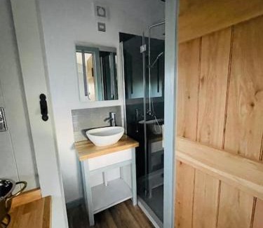 Goodwick Casa | The Hut@Trefechan Wen - Coastal Coziness!