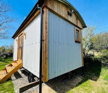 Goodwick Casa | The Hut@Trefechan Wen - Coastal Coziness!