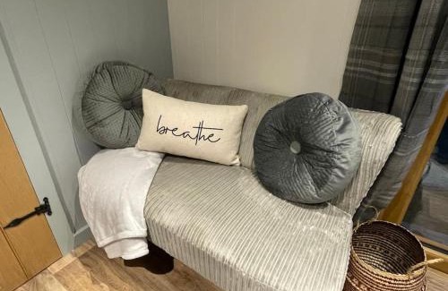 Goodwick Casa | The Hut@Trefechan Wen - Coastal Coziness!