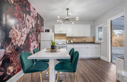 East Kootenay Apartamento | The Icon | Historic Suite | Board Games | Downtown