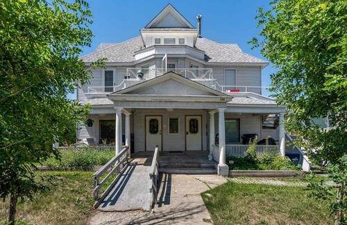 East Kootenay Apartamento | The Icon | Historic Suite | Board Games | Downtown