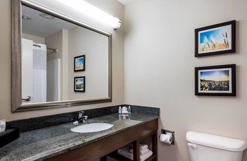Bonner Springs Casa | The Ideal Place to Relax & Unwind w/ Our King Room