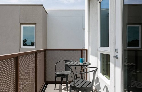Carthay Circle Condominio | The Industrial Suite