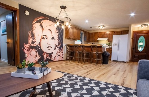 Caton Casa | THE IRIS @ DOLLYS DRIVE * Wifi Grill Woods Mtns