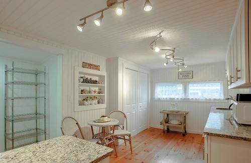 Oak Bluffs Casa | ¡Disfruta de esta casa victoriana histórica y recientemente renovada de la década de 1850 con vista al mar!