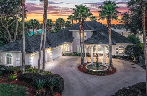 Northside Casa | The Island Estate! Heated Salt Pool/Spa On The St John’s River! 9 Min To Beach!