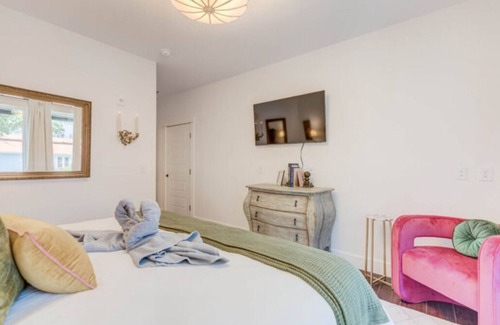 Historic Downtown Manteo Hotel | The Ivory Pearl Room/With the best rooftop view in Manteo!