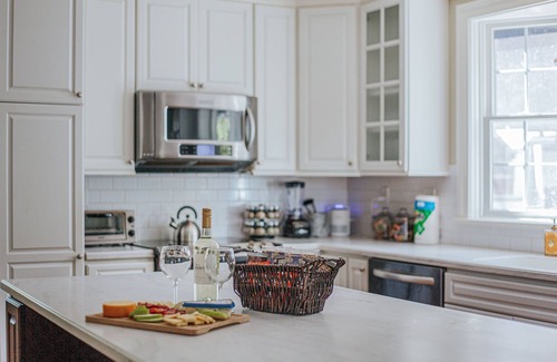 Waynesboro Casa | The Ivy Cottage. Downtown, Historic Charm, allows dogs!