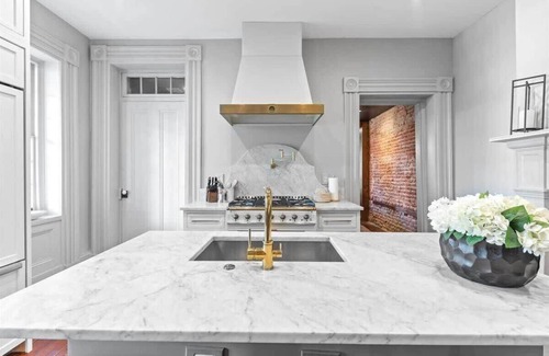 Charleston Historic District Casa | The Jacob Rabb House -Steps to the Historic Market