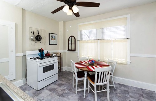 Hartford Apartamento | Urban Contemporary Buckingham Apartments