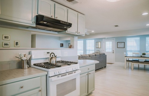 Ocean Springs Casa | The Jeff - perfect location in Ocean Springs. Walk to downtown! Near the beach!