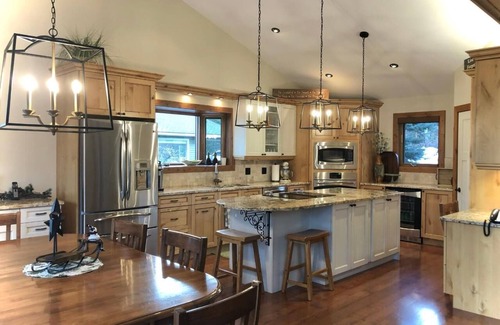 East Kootenay Cabina | The Johnson Lake House. Located on Lake Koocanusa
