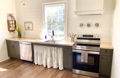 Keeling Casa | The Jones House: 5 min to VIR, historic 4-bedroom home