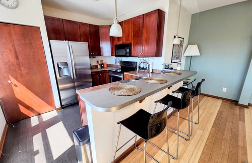 Mile Square Condominio | The Juke: Spacious condo in the heart of the eclectic Mass Ave!